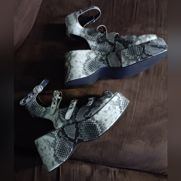 LIKE NEW Snake Print Platform Sandals - Picture 2 of 13